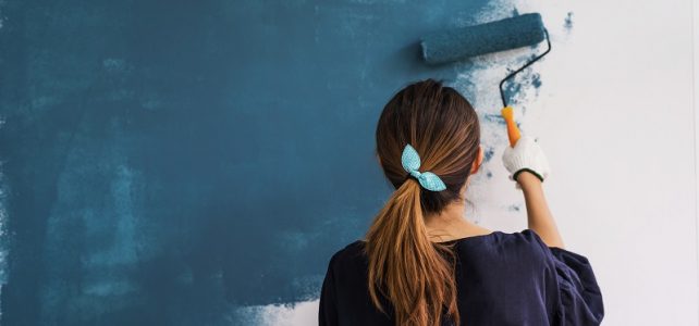 Что нужно знать перед покраской комнаты Woman Painting Wall Blue with Roller